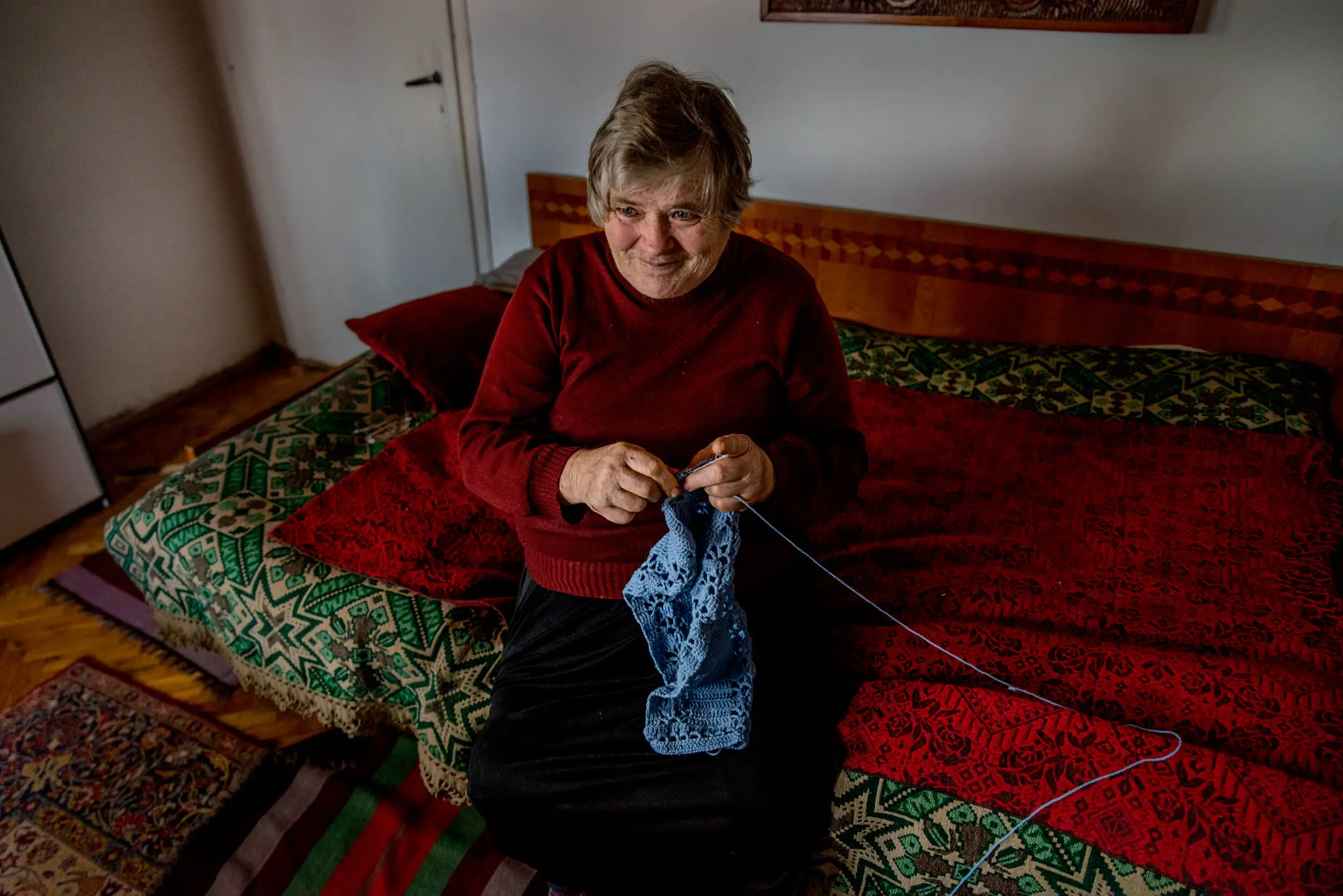 Ръчно изработени вълнени шалове - plet.bg Баба плете ръчно вълнен шал с игли и прежда