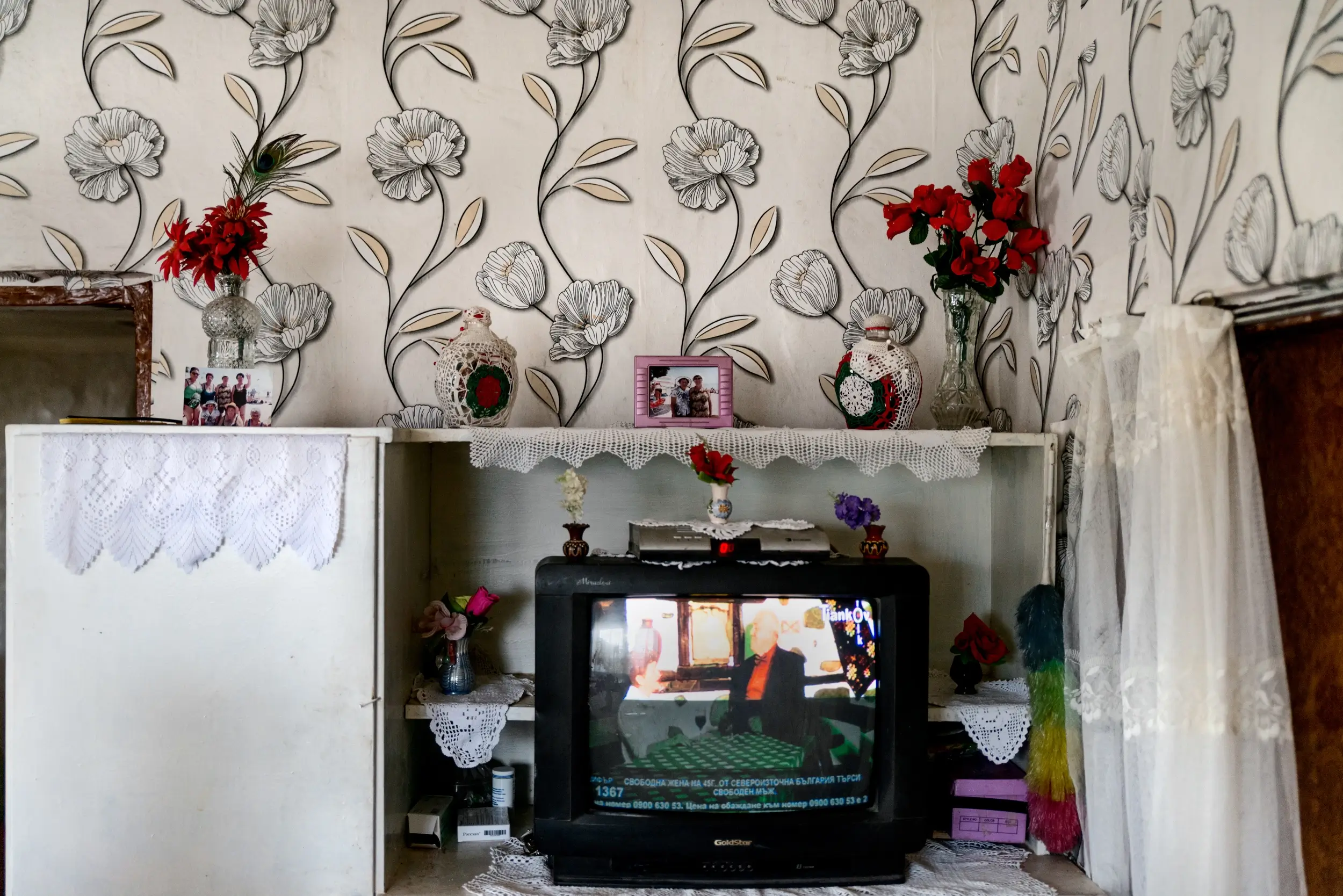 Домът на нашите баби плетачки - plet.bg Уютна стая в дома на баба с телевизор, плетени покривки и семейни снимки