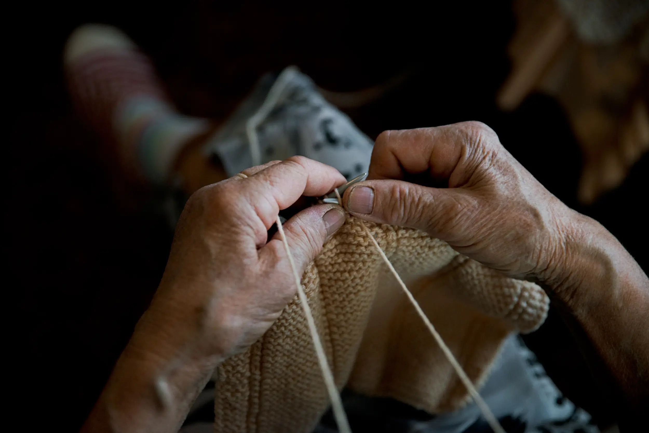 Процесът на ръчно плетене - plet.bg Ръце на баба плетат с две кръстосани игли