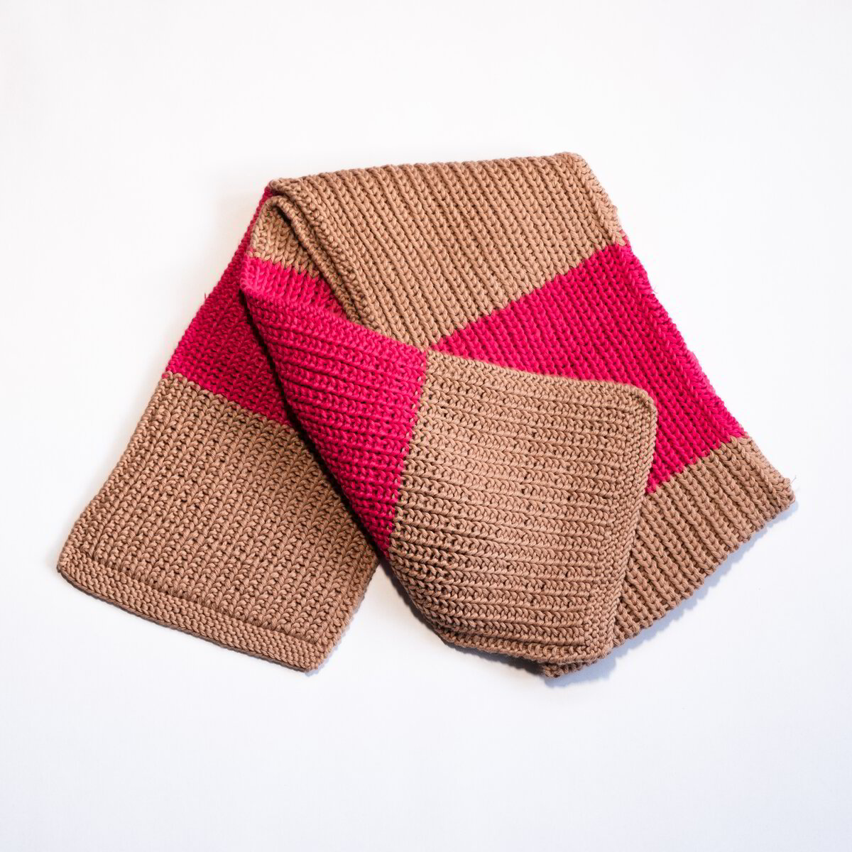 plet-products-shal-merino-klasicheski-shal-v-bezhovo-i-rozovo