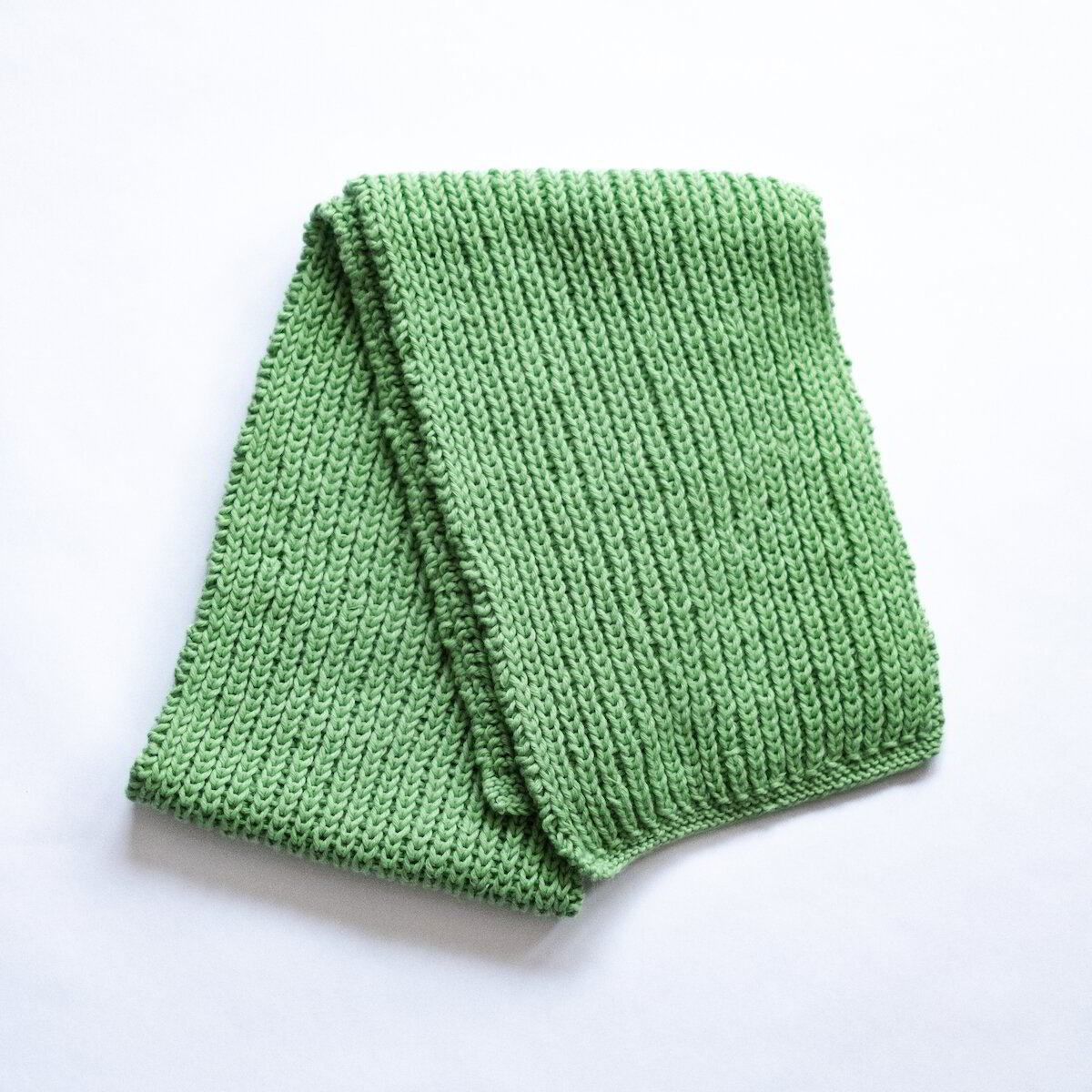 plet-products-shal-vаlnen-klasicheski-shal-v-zelena-yabalka-svetlo-zeleno