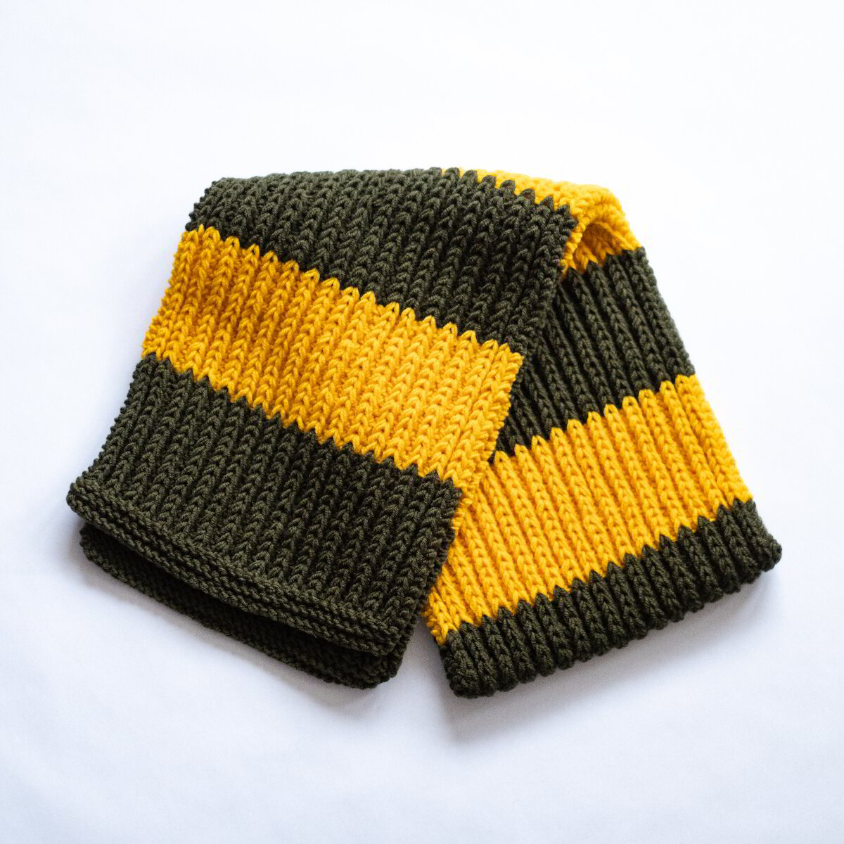 plet-products-shal-vаlnen-klasicheski-shal-v-zhalto-i-voynishko-zeleno