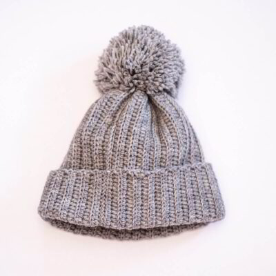 plet-products-shapka-siva-shapka-s-pompon