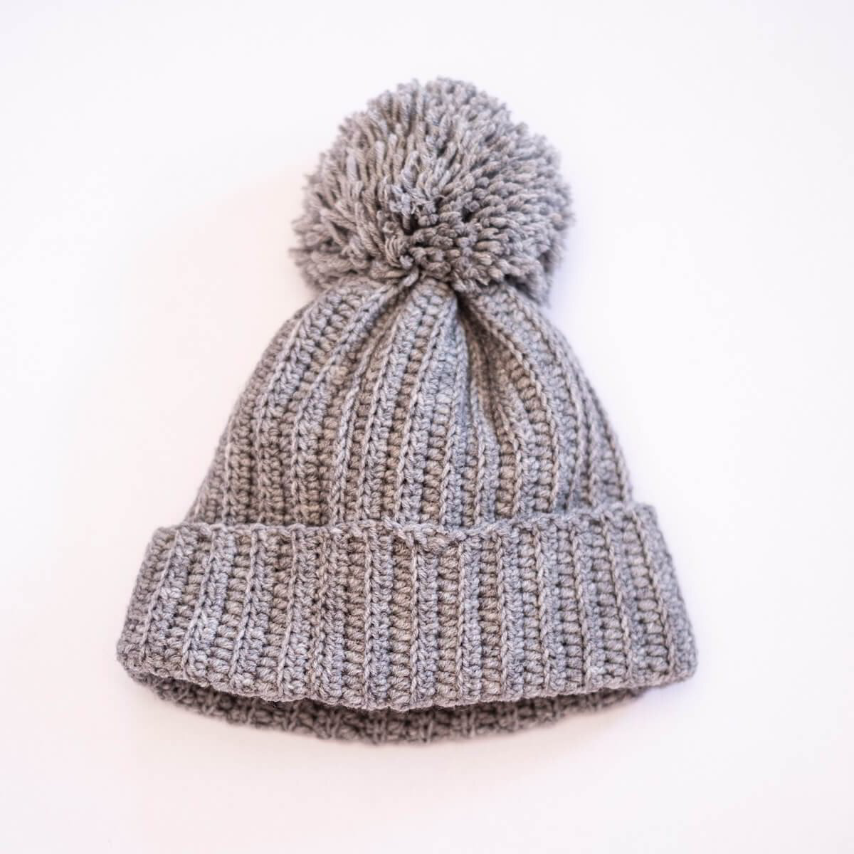 plet-products-shapka-siva-shapka-s-pompon