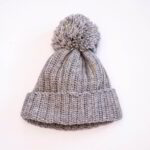 plet-products-shapka-siva-shapka-s-pompon